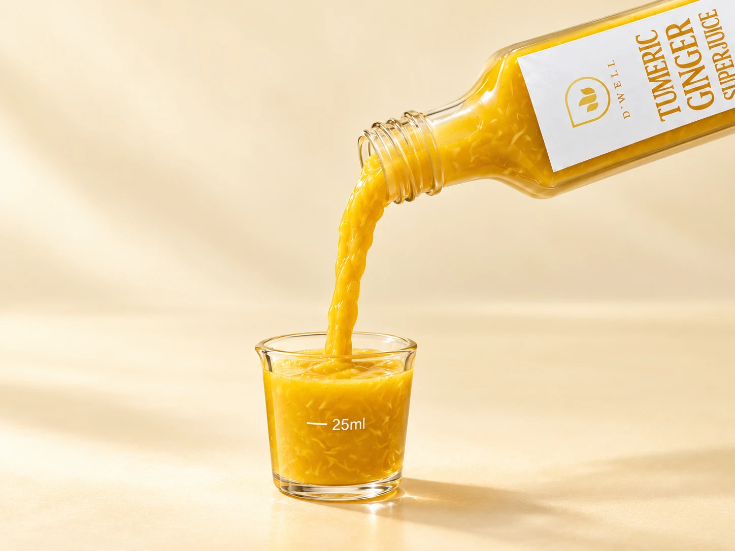 Ilustrasi Turmeric Ginger kuning keruh dengan serat halia dituang ke cawan 25ml